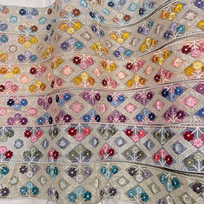 【50cm単位】 刺繍リボン スパンコールいっぱい キラキラ煌めく枠取りに埋まる小花 刺繍リボン チュール 幅約6.5cm　230801002