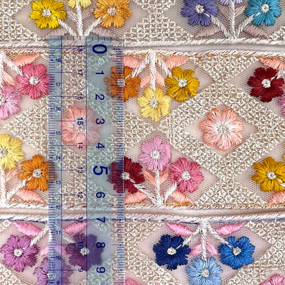 【50cm単位】 刺繍リボン スパンコールいっぱい キラキラ煌めく枠取りに埋まる小花 刺繍リボン チュール 幅約6.5cm　230801002