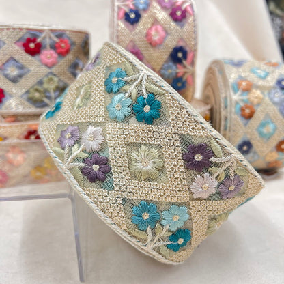 【50cm単位】 刺繍リボン スパンコールいっぱい キラキラ煌めく枠取りに埋まる小花 刺繍リボン チュール 幅約6.5cm　230801002