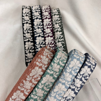 【50cm単位】 刺繍リボン ノンスパンコール 白い雲の花が咲く 空の世界  刺繍リボン 布地 幅約2.8cm　2308021001