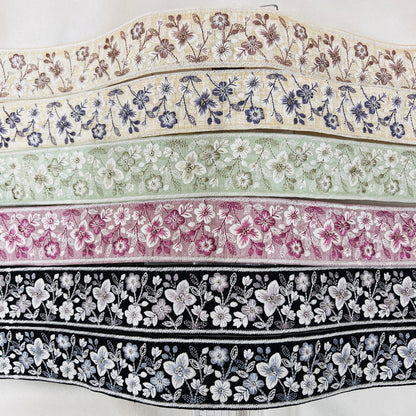 【50cm単位】 刺繍リボン キラリと煌めく 可憐に咲く 花たちの世界 布地 幅約4.6cm 230915002