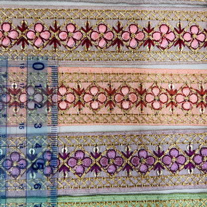 【50cm単位】 刺繍リボン 待望の再再再入荷 格子柄とお花のチェーン 布地 幅約2.7cm~約3.1cm 230929003