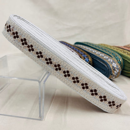 【50cm単位】 刺繍リボン 待望の再再再入荷 格子柄とお花のチェーン 布地 幅約2.7cm~約3.1cm 230929003