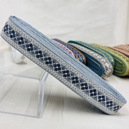 【50cm単位】 刺繍リボン 待望の再再再入荷 格子柄とお花のチェーン 布地 幅約2.7cm~約3.1cm 230929003