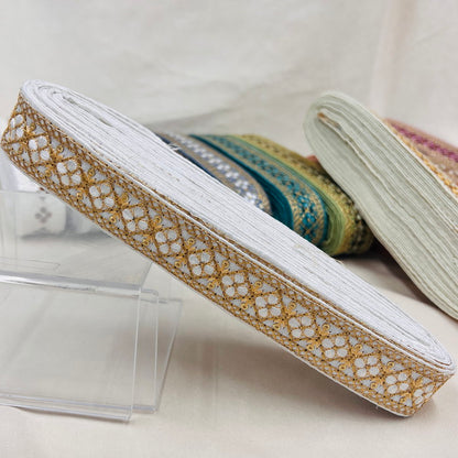 【50cm単位】 刺繍リボン 待望の再再再入荷 格子柄とお花のチェーン 布地 幅約2.7cm~約3.1cm 230929003