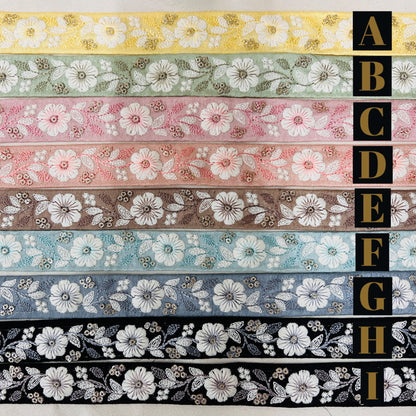 【50cm単位】 刺繍リボン 細幅 森の中に咲く 優しく微笑む 白いクリスマスローズ 布地 幅約2.6cm 230930010