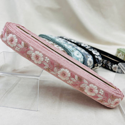 【50cm単位】 刺繍リボン 細幅 森の中に咲く 優しく微笑む 白いクリスマスローズ 布地 幅約2.6cm 230930010