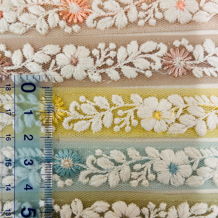 【50cm単位】 刺繍リボン 細幅 小花が可愛い シンプルな白い花 淡いカラーと共に チュール 幅約2cm 231003001