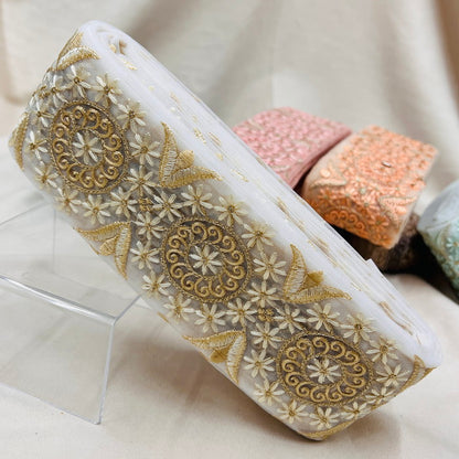 【50cm単位】 刺繍リボン 同系色の刺繡 小花柄のサークル チュール 幅約7.5cm 231003002