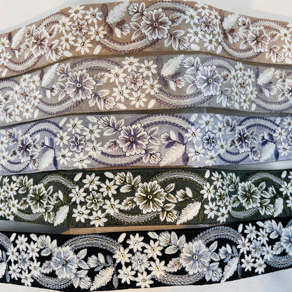 【50cm単位】 刺繍リボン 流れるような 曲線美 花を背負いたい 手鞠のような花 布地 幅約4cm 231204005