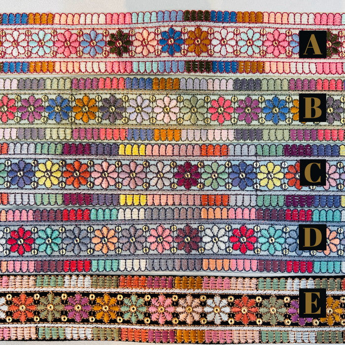 【50cm単位】 刺繍リボン カラフル 可愛い 心が躍る お花のタイル 布地 幅約4cm 240116004