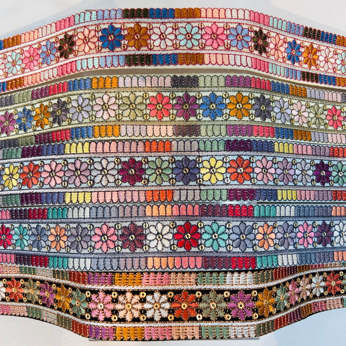 【50cm単位】 刺繍リボン カラフル 可愛い 心が躍る お花のタイル 布地 幅約4cm 240116004