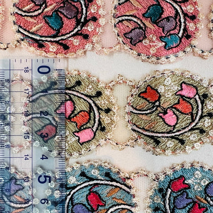 【50cm単位】 刺繍リボン カラフル ポップ メロディが 聴こえる スズランの 音符 チュール 幅約4.1cm 240116008