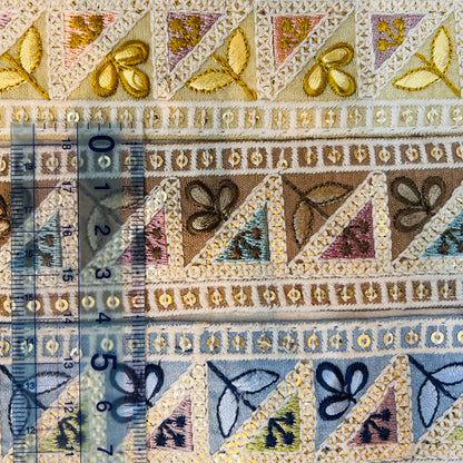 【50cm単位】 刺繍リボン 幾何学模様が 楽しい 双葉と 三つ葉の コラボ刺繍 布地 幅約4cm 240116009