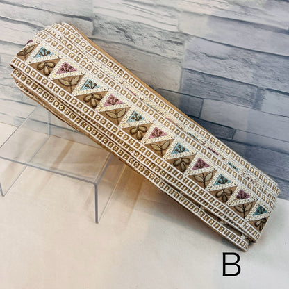 【50cm単位】 刺繍リボン 幾何学模様が 楽しい 双葉と 三つ葉の コラボ刺繍 布地 幅約4cm 240116009