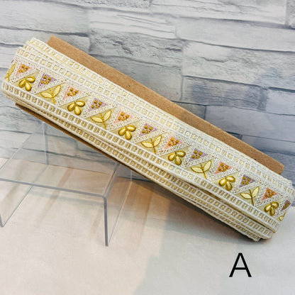 【50cm単位】 刺繍リボン 幾何学模様が 楽しい 双葉と 三つ葉の コラボ刺繍 布地 幅約4cm 240116009