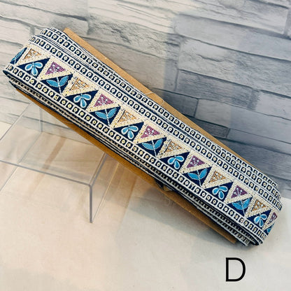 【50cm単位】 刺繍リボン 幾何学模様が 楽しい 双葉と 三つ葉の コラボ刺繍 布地 幅約4cm 240116009