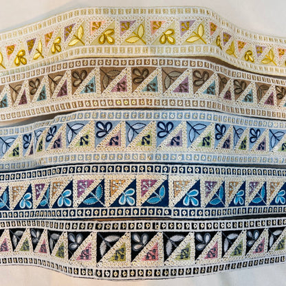 【50cm単位】 刺繍リボン 幾何学模様が 楽しい 双葉と 三つ葉の コラボ刺繍 布地 幅約4cm 240116009
