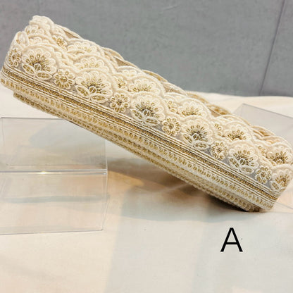 【50cm単位】 刺繍リボン ホワイトリボン 雪の王国の 丸いお花の お家 チュール 幅約4.5cm 240116012