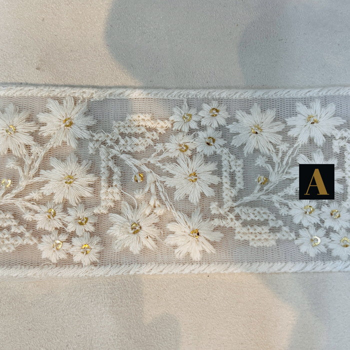 【50cm単位】 刺繍リボン ホワイトリボン 白い花々が 美しく 咲き乱れる チュール 幅約6.1cm 240116019