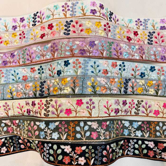 【50cm単位】 刺繍リボン メルヘンの世界 花壇に咲いた 色鮮やかな 植物 布地 幅約4.1cm 240116020