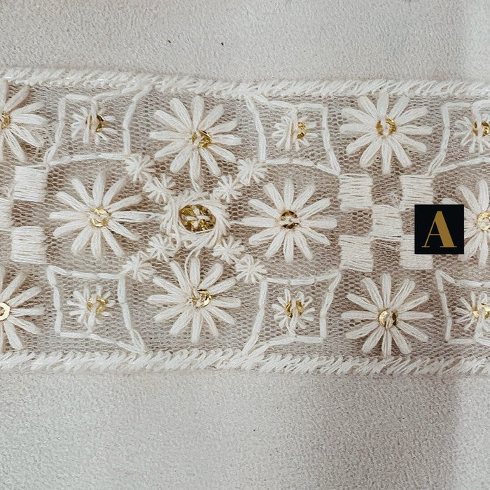 【50cm単位】 刺繍リボン ホワイトの世界 小さなマーガレット お花の 首飾り チュール 幅約4.8cm 240408015