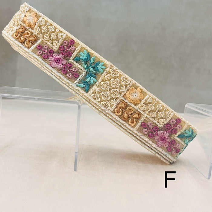 【50cm単位】 刺繍リボン スパンコール輝く カラフル小花の パッチワーク チュール 幅約4.4cm 240423006