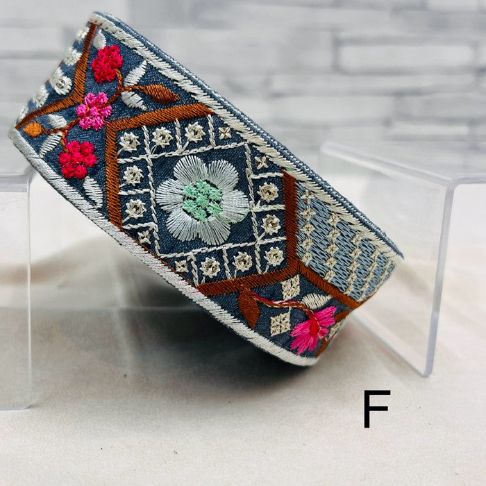 【50cm単位】 刺繍リボン レトロ可愛い スパンコールと お花の ロード 布地 幅約4cm 240501001