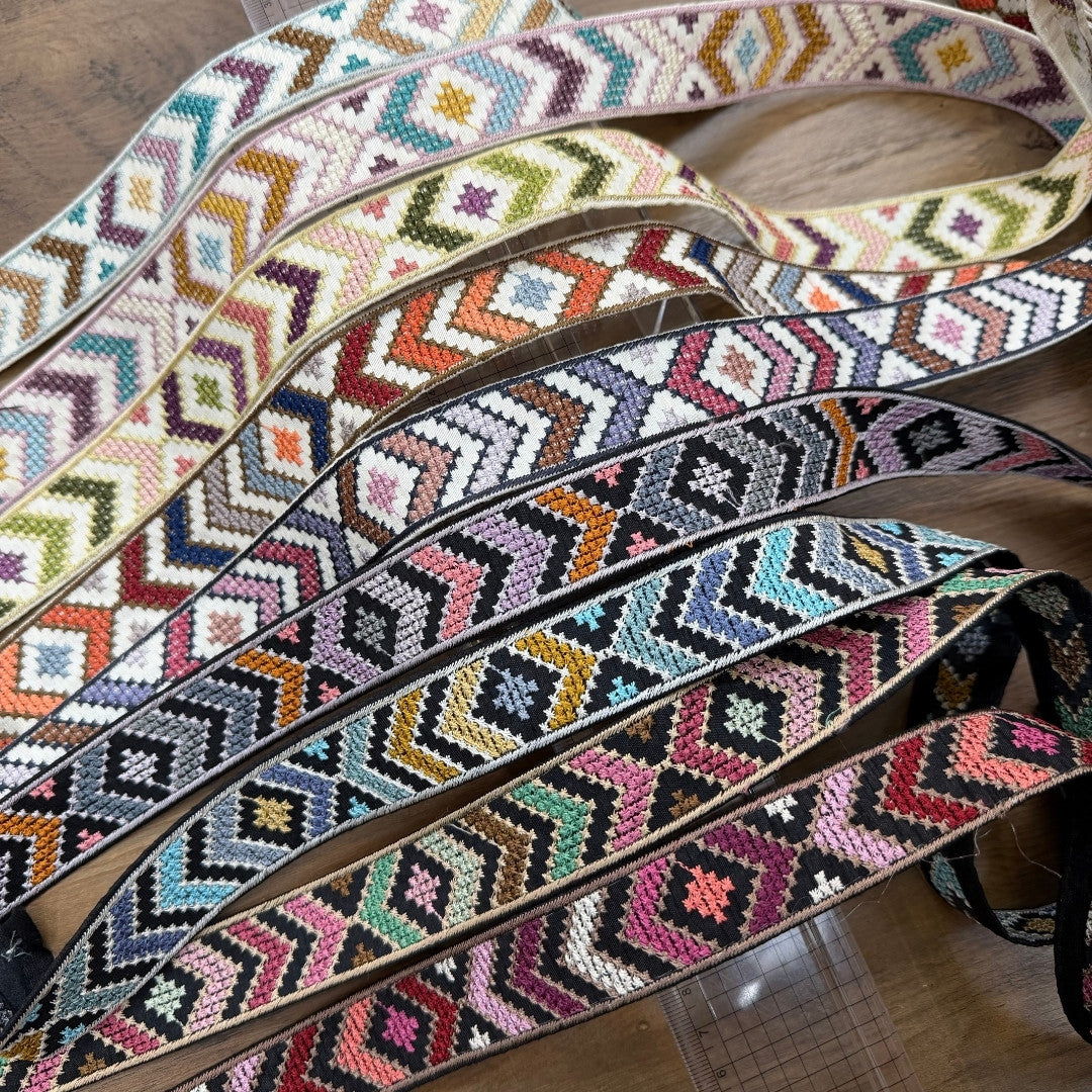 【50cm単位】刺繍リボン 細幅 インド刺繍リボン ノンスパンコール 布地 彩りオルテガ 刺繍リボン 幅約3cm 240513009