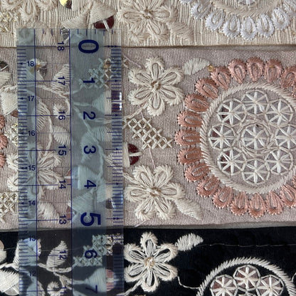 【50cm単位】 刺繍リボン 白がアクセント 美しい 氷の花束と 魔法の鏡 布地 幅約5.2cm 240904010