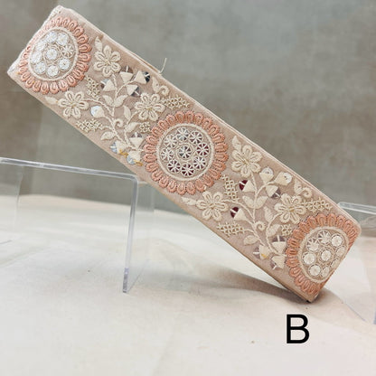 【50cm単位】 刺繍リボン 白がアクセント 美しい 氷の花束と 魔法の鏡 布地 幅約5.2cm 240904010