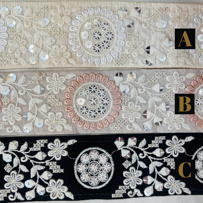 【50cm単位】 刺繍リボン 白がアクセント 美しい 氷の花束と 魔法の鏡 布地 幅約5.2cm 240904010