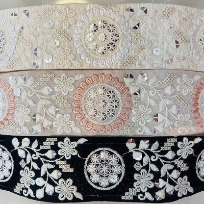 【50cm単位】 刺繍リボン 白がアクセント 美しい 氷の花束と 魔法の鏡 布地 幅約5.2cm 240904010