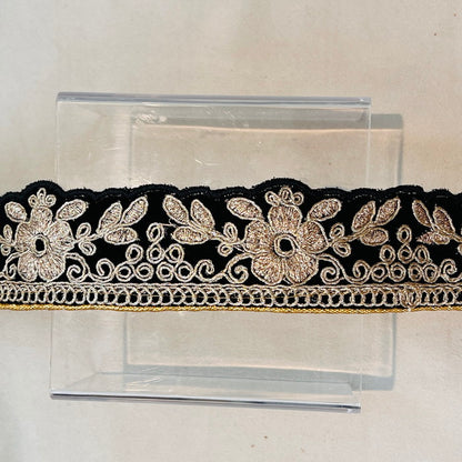 【50cm単位】 刺繍リボン ベルベット風 ゴールドの線で 描く 一輪の花 布地 幅約4.1cm 241126002