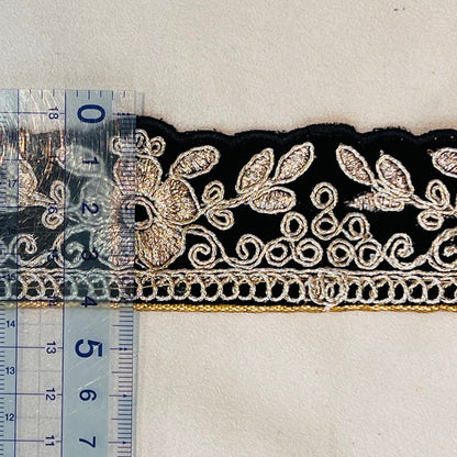 【50cm単位】 刺繍リボン ベルベット風 ゴールドの線で 描く 一輪の花 布地 幅約4.1cm 241126002