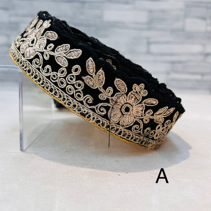 【50cm単位】 刺繍リボン ベルベット風 ゴールドの線で 描く 一輪の花 布地 幅約4.1cm 241126002