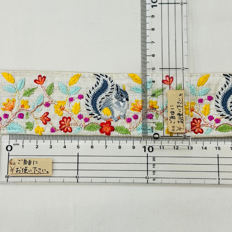 【50cm単位】刺繍リボン 森の中のリスさん 布地 ノンスパンコール 幅約4.7cm 250408005