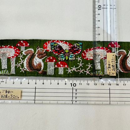 【50cm単位】刺繍リボン きのこの里のリスさん 布地 ノンスパンコール 幅約4.7cm 250408006