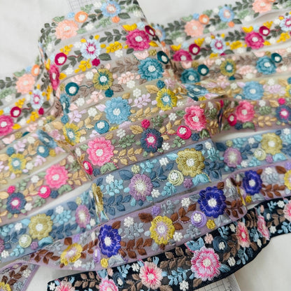 【50cm単位】 刺繍リボン 細幅 花盛りはくすみカラーとともに１ インド刺繍リボン ノンスパンコール チュール 幅約3.5cm 250907003