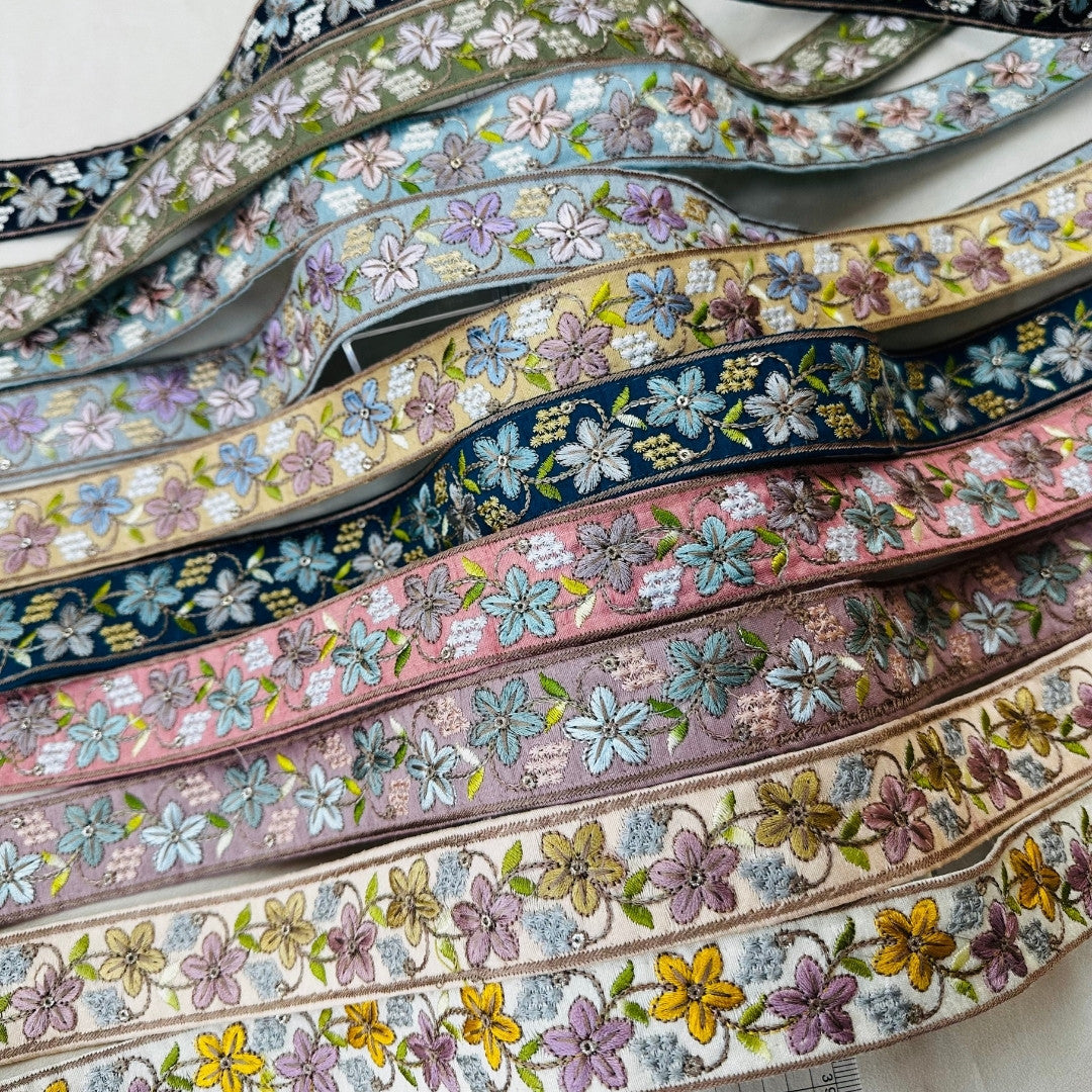 【50cm単位】 刺繍リボン 細幅 幸せを運ぶ桔梗の花 インド刺繍リボン スパンコール 布地 幅約3.5cm 250907005