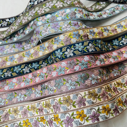 【50cm単位】 刺繍リボン 細幅 幸せを運ぶ桔梗の花 インド刺繍リボン スパンコール 布地 幅約3.5cm 250907005
