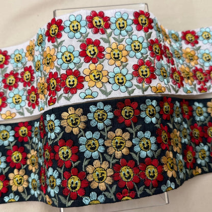 【50cm単位】刺繍リボン 広幅 幅広 太幅 インド刺繍リボン ノンスパンコール 布地 お花の笑顔に魅せられて 幅約8.9cm 251031001