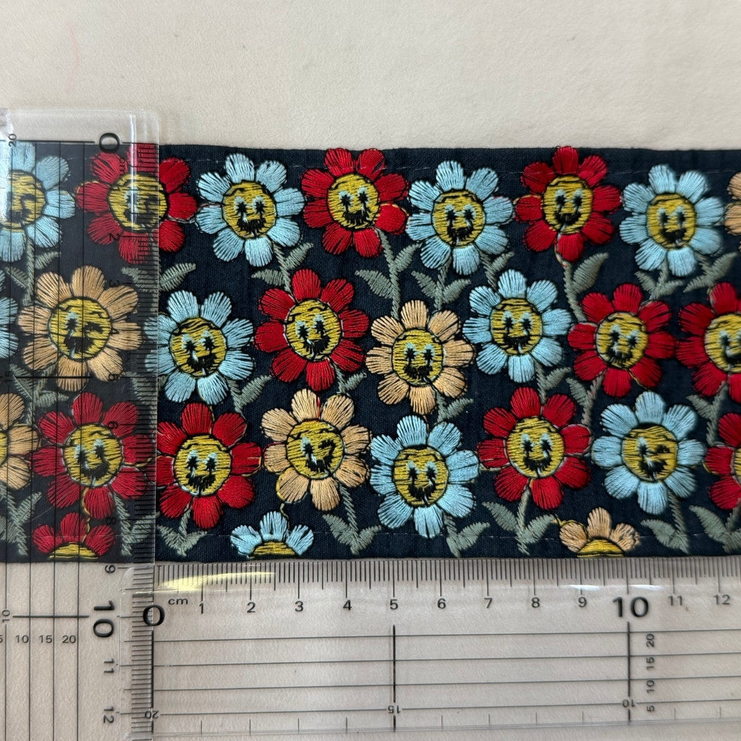 【50cm単位】刺繍リボン 広幅 幅広 太幅 インド刺繍リボン ノンスパンコール 布地 お花の笑顔に魅せられて 幅約8.9cm 251031001