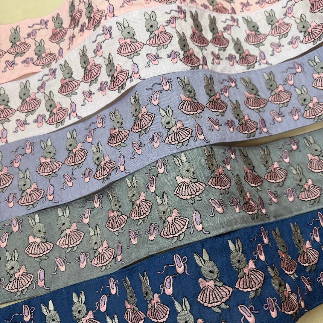 【50cm単位】刺繍リボン 広幅 幅広 太幅 インド刺繍リボン ノンスパンコール 布地 うさぎのバレリーナ 幅約9.2cm 251031002