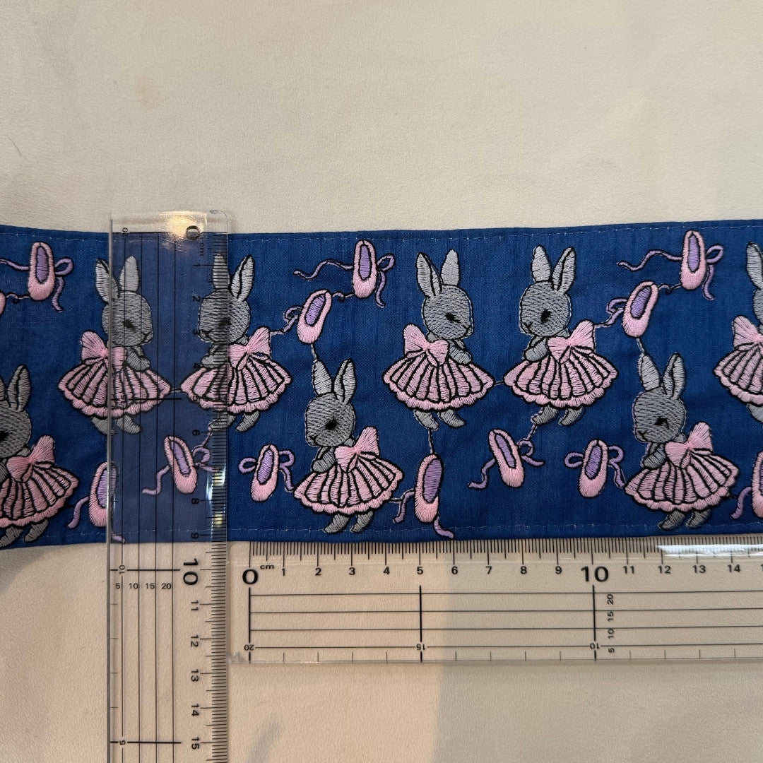 【50cm単位】刺繍リボン 広幅 幅広 太幅 インド刺繍リボン ノンスパンコール 布地 うさぎのバレリーナ 幅約9.2cm 251031002