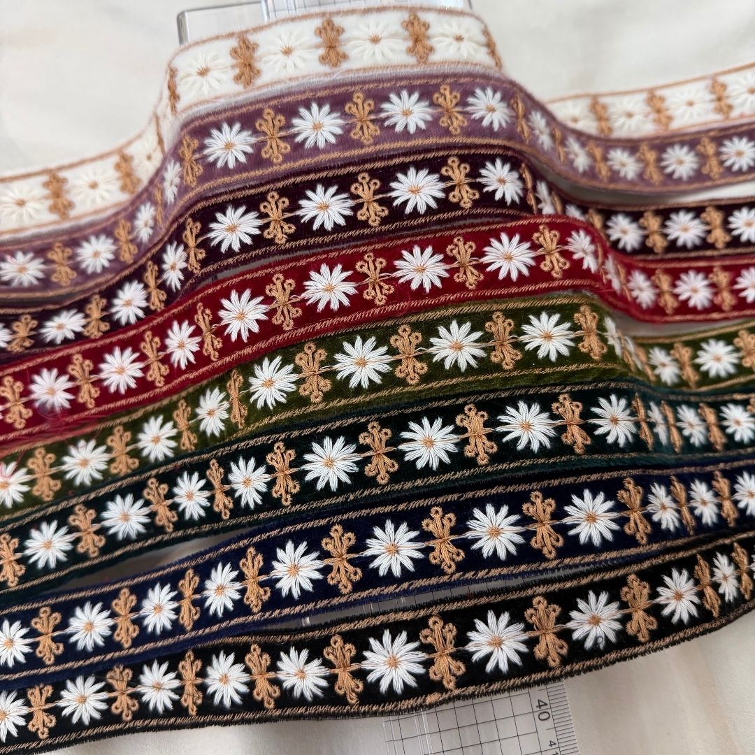 【50cm単位】刺繍リボン 細幅インド刺繍リボン ノンスパンコール 布地 マーガレット夫人のベルベット 幅約2.5cm 251112001