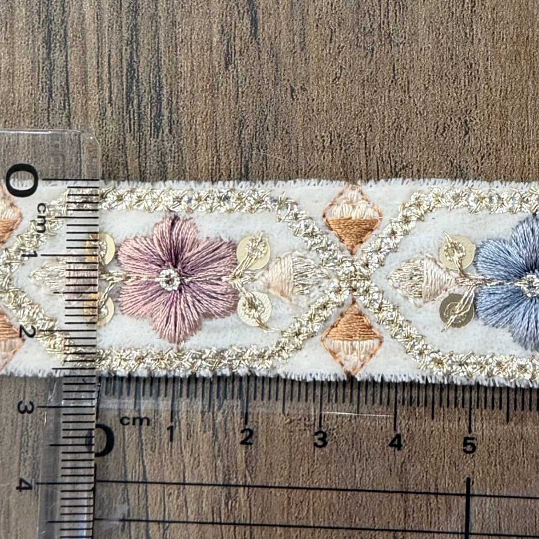 【50cm単位】刺繍リボン 細幅 インド刺繍リボン スパンコール 布地 ポーチュラカ夫人のベルベット 幅約2.7cm 251208001