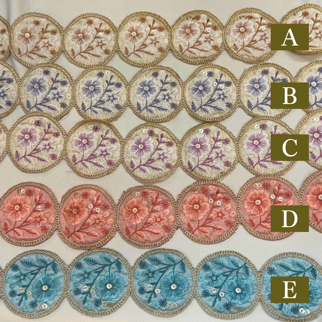 刺繍リボン-【50cm単位】刺繍リボン 細幅 インド刺繍リボン スパンコール 布地 花は輪となり時をつなぐ。 幅約6.7cm 251208002-心が躍る刺繍リボン屋 by船場マップ