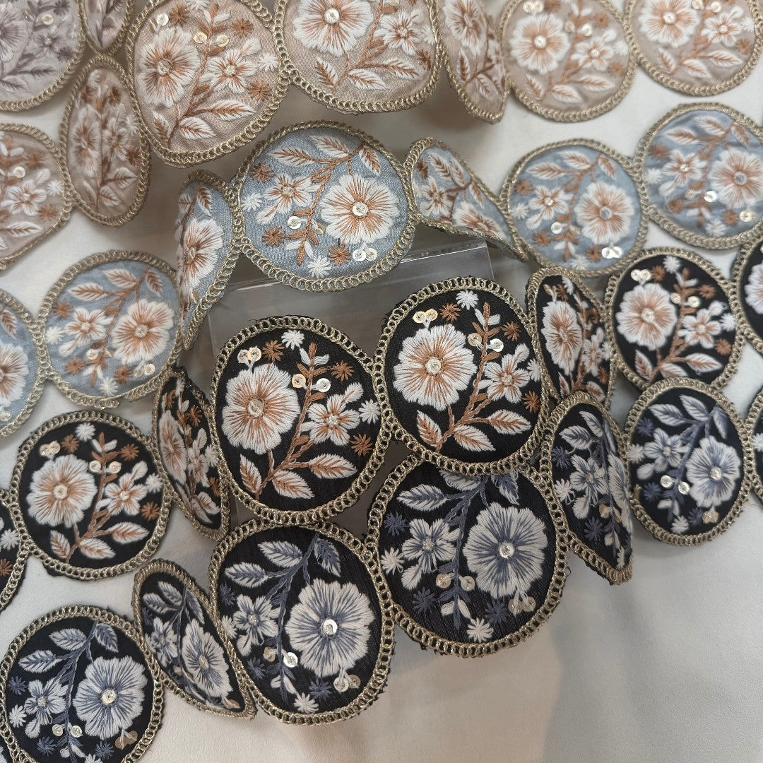 刺繍リボン-【50cm単位】刺繍リボン 細幅 インド刺繍リボン スパンコール 布地 花は輪となり時をつなぐ。 幅約6.7cm 251208002-心が躍る刺繍リボン屋 by船場マップ