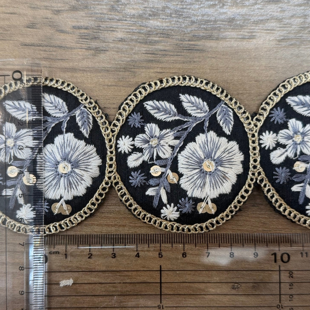 刺繍リボン-【50cm単位】刺繍リボン 細幅 インド刺繍リボン スパンコール 布地 花は輪となり時をつなぐ。 幅約6.7cm 251208002-心が躍る刺繍リボン屋 by船場マップ